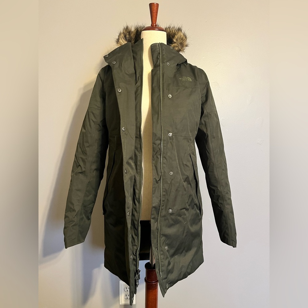 The North Face Women’s size medium coat. NEW WITHOUT TAGS- never worn!